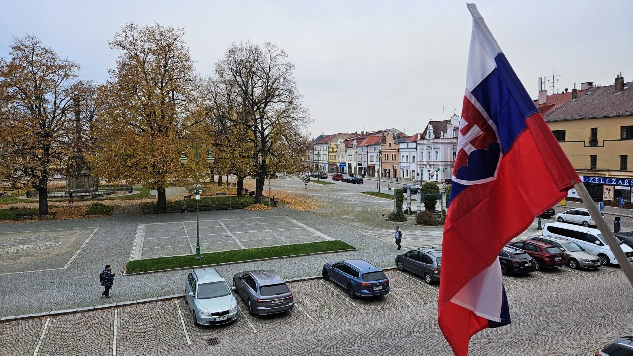 Slovenská vlajka na radnici v rámci Týdne česko-slovenské vzájemnosti