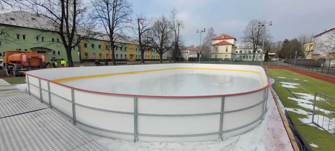 Bruslení na městském kluzišti pod širým nebem